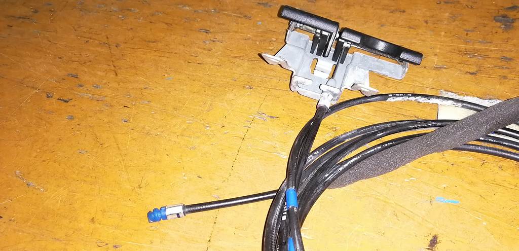 тросик лючка бака Nissan March