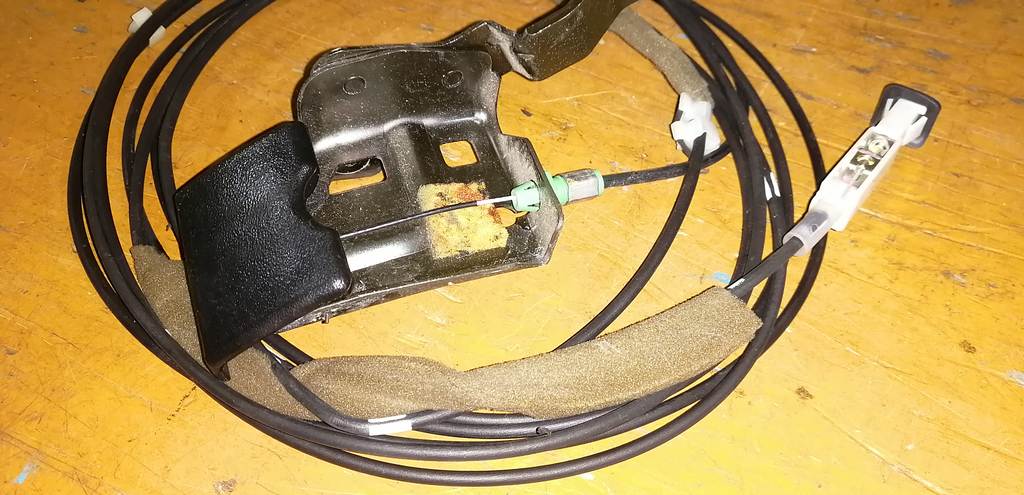 тросик лючка бака Nissan Serena