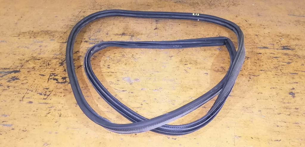 уплотнение багажника Nissan March