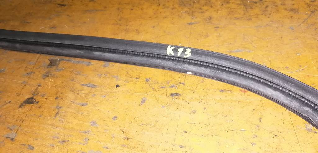 уплотнение багажника Nissan March