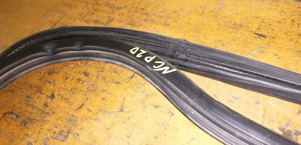 уплотнение багажника Toyota Funcargo