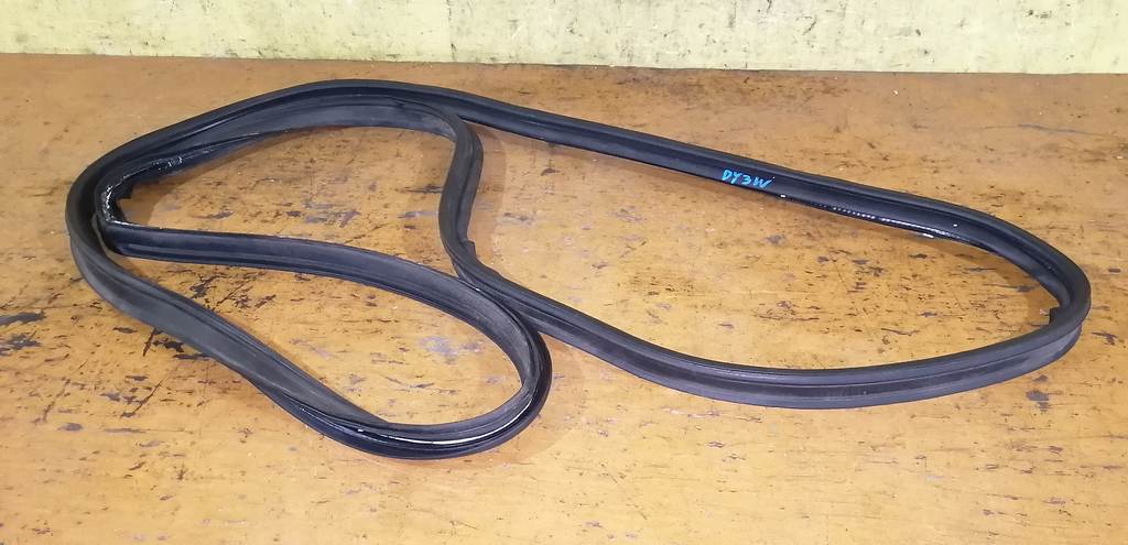 уплотнение багажника Mazda Demio