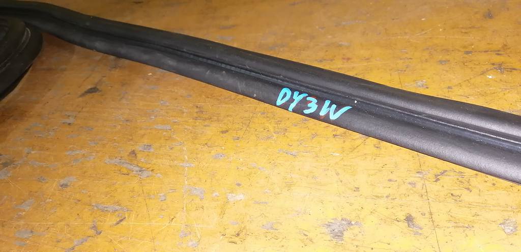 уплотнение багажника Mazda Demio