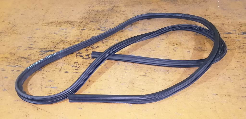 уплотнение багажника Mitsubishi Pajero Mini