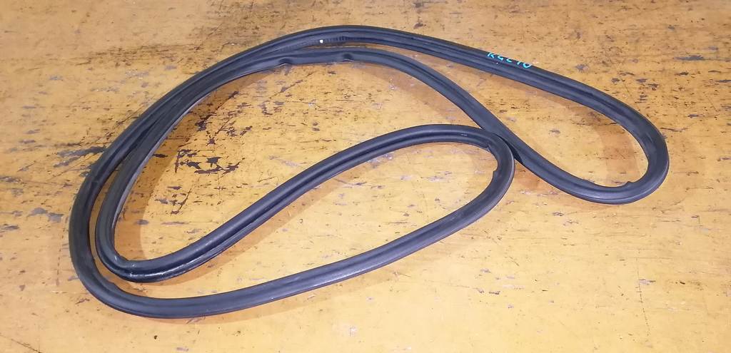 уплотнение багажника Toyota Passo