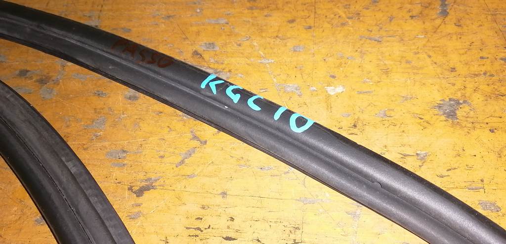 уплотнение багажника Toyota Passo