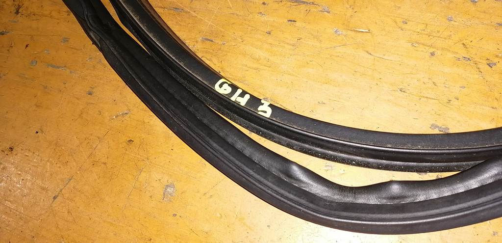 уплотнение багажника Subaru Impreza