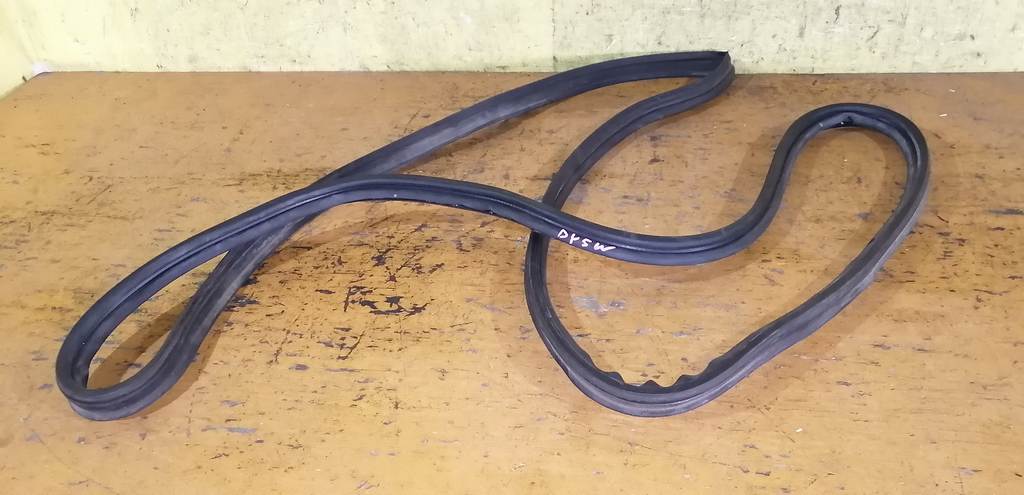 уплотнение багажника Mazda Demio