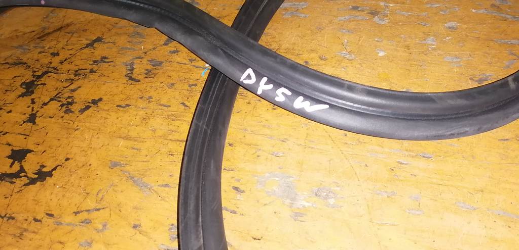 уплотнение багажника Mazda Demio