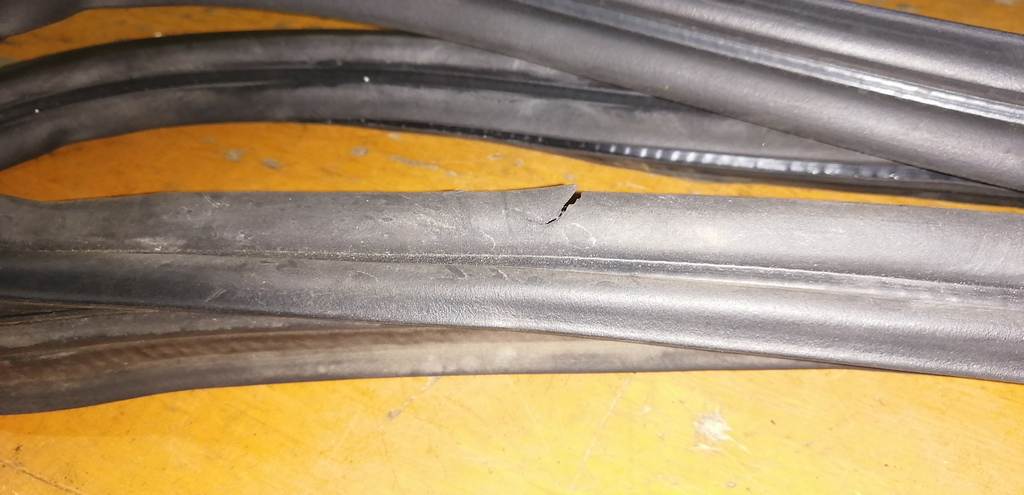 уплотнение багажника Mazda Demio