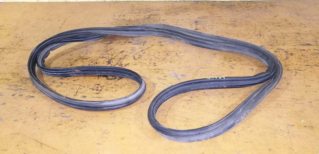 уплотнение багажника Toyota Sienta