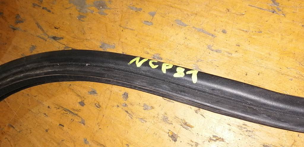 уплотнение багажника Toyota Sienta