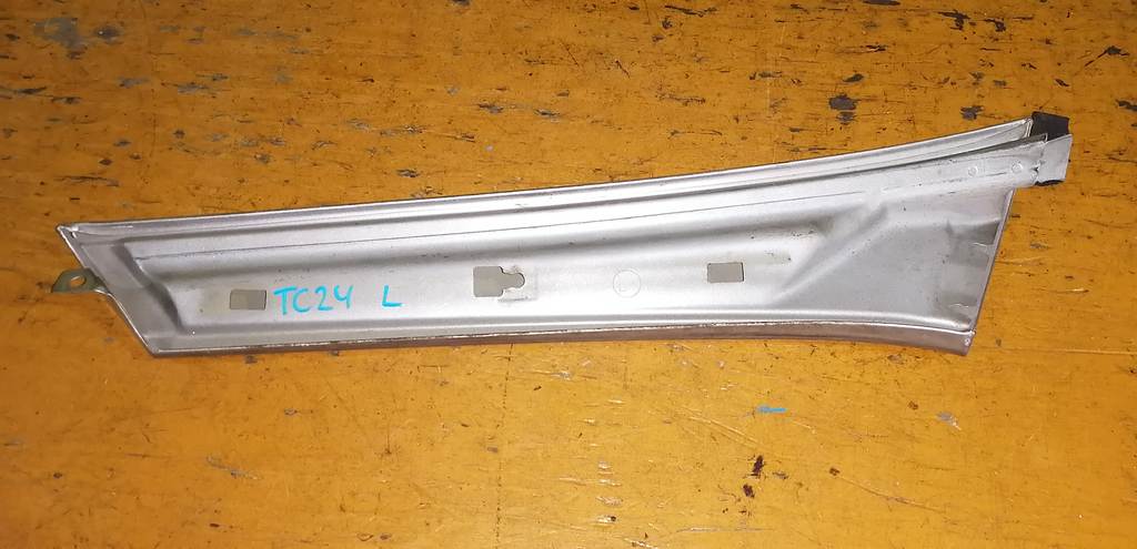 молдинг стекла Nissan Serena