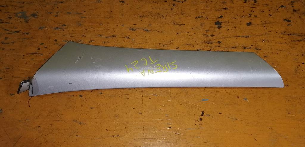 молдинг стекла Nissan Serena