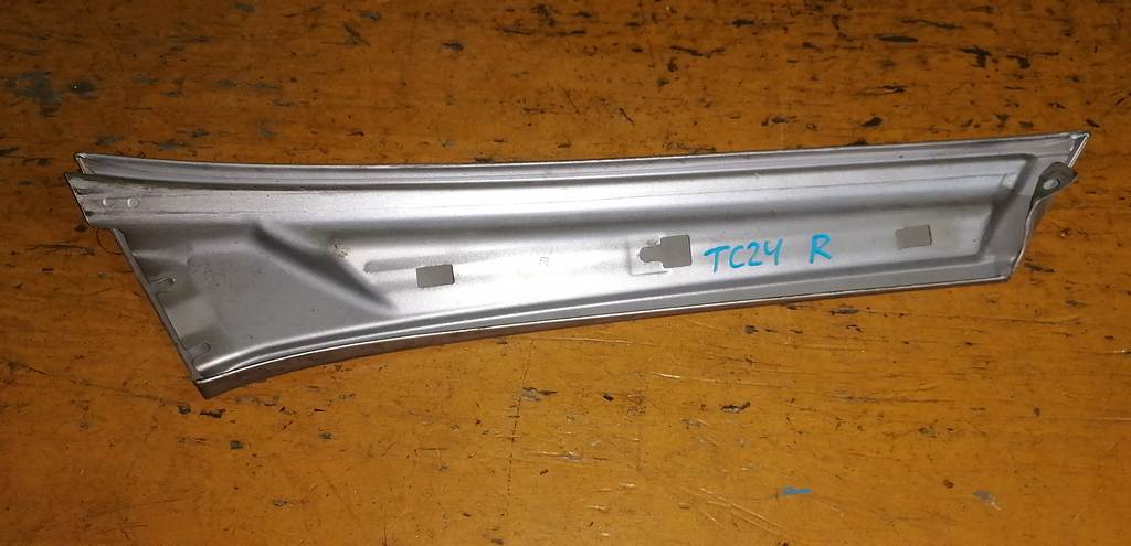 молдинг стекла Nissan Serena