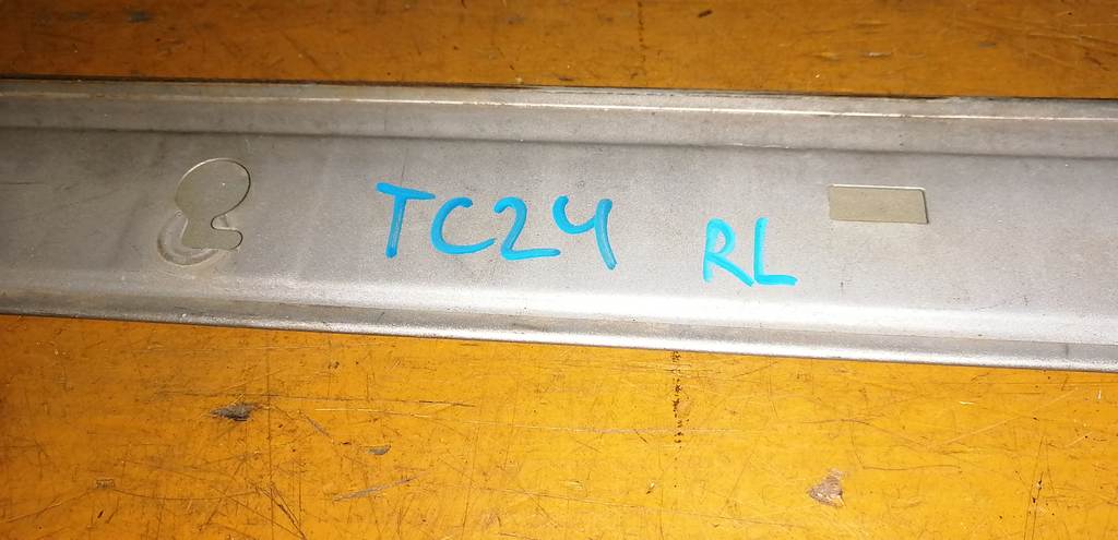 заглушка полоза сдвижной двери Nissan Serena