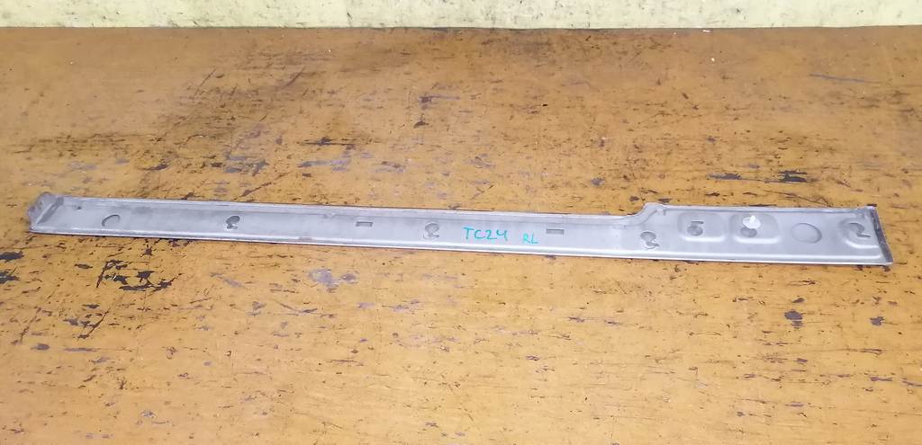 заглушка полоза сдвижной двери Nissan Serena