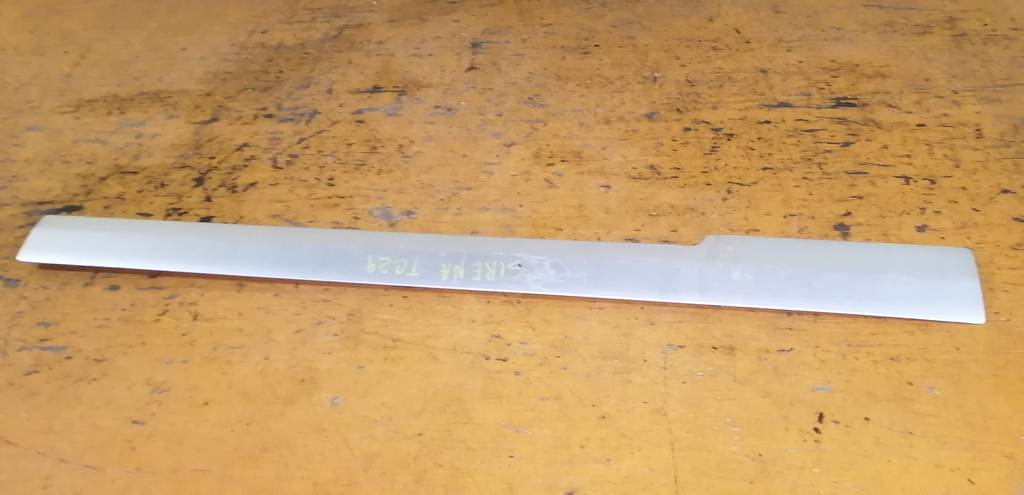 заглушка полоза сдвижной двери Nissan Serena