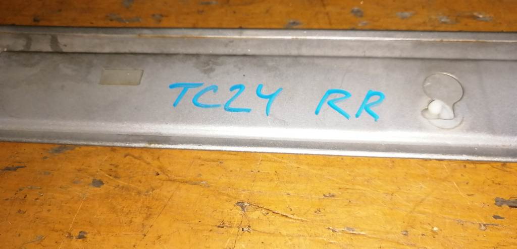 заглушка полоза сдвижной двери Nissan Serena