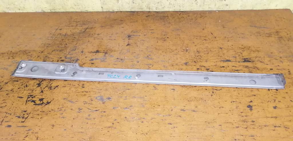 заглушка полоза сдвижной двери Nissan Serena