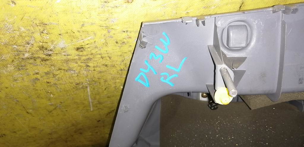 обшивка багажника Mazda Demio