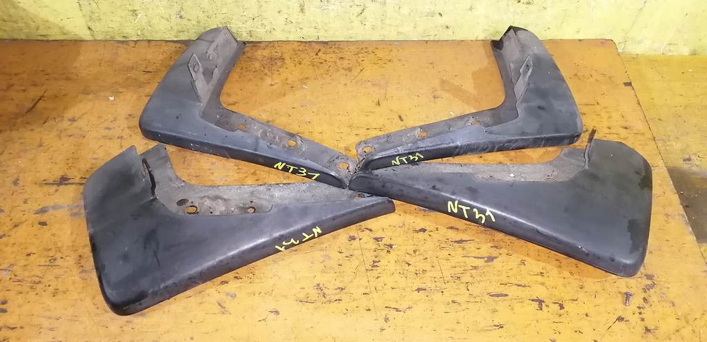 брызговик Nissan X-Trail