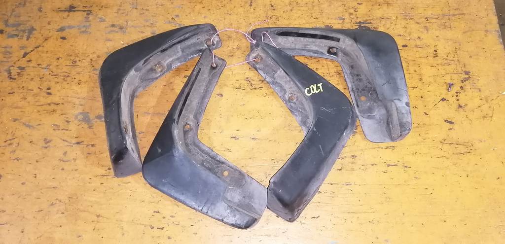 брызговик Mitsubishi Colt