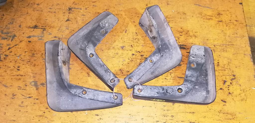 брызговик Mitsubishi Colt