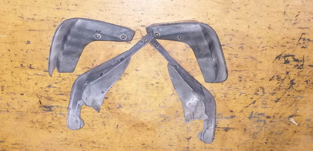 брызговик Nissan Sunny