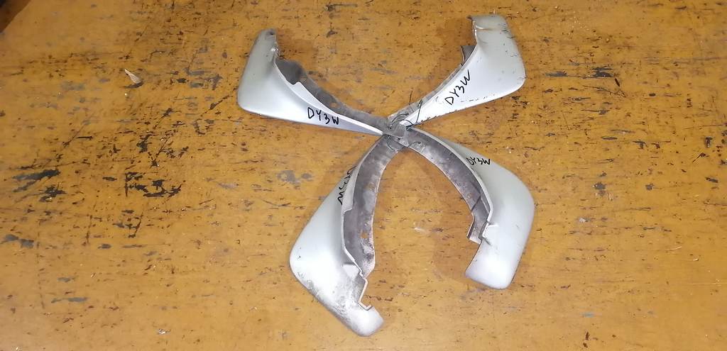 брызговик Mazda Demio