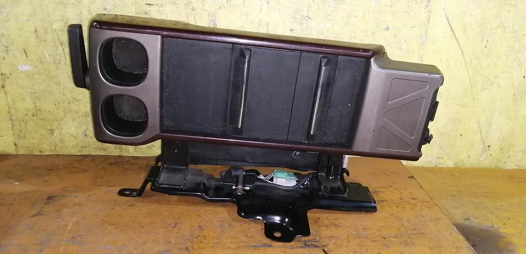 консоль между сидений Honda Elysion