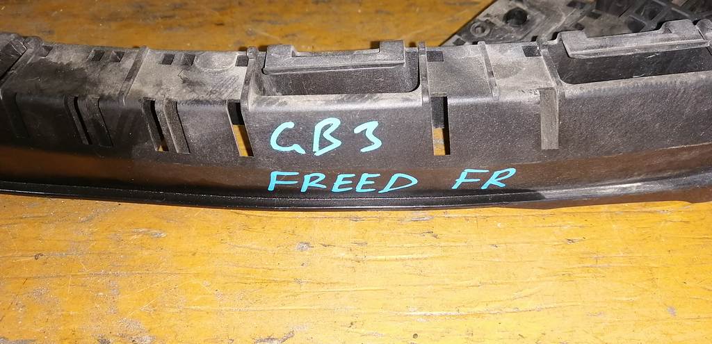 ресничка Honda Freed