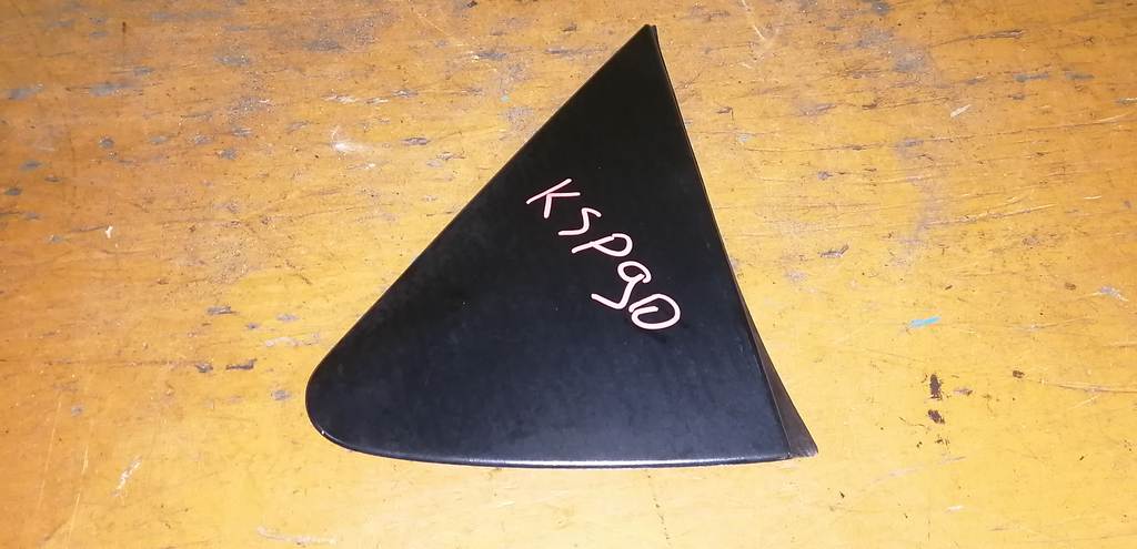 уголок крыла Toyota Vitz