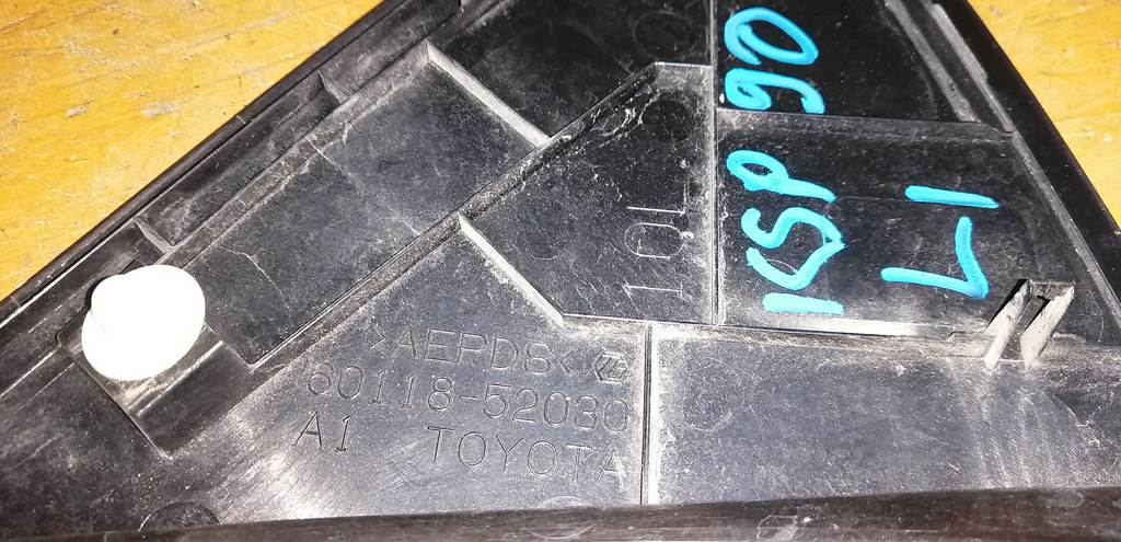 уголок крыла Toyota Vitz