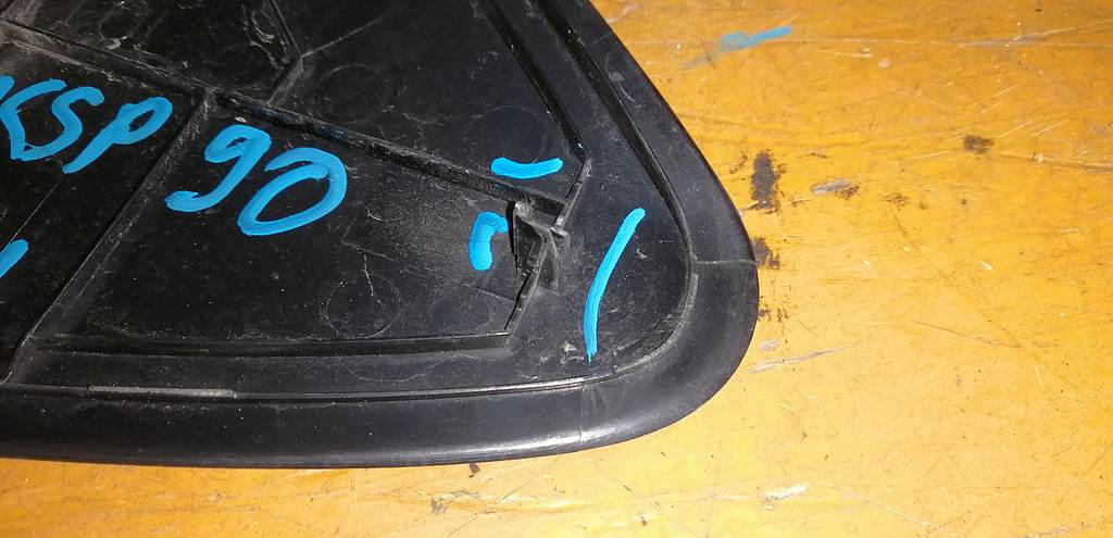 уголок крыла Toyota Vitz