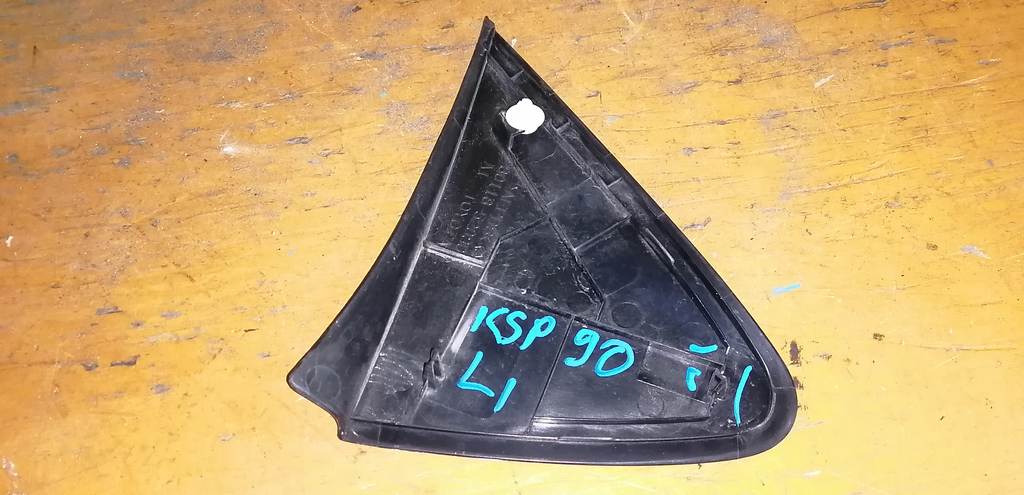 уголок крыла Toyota Vitz