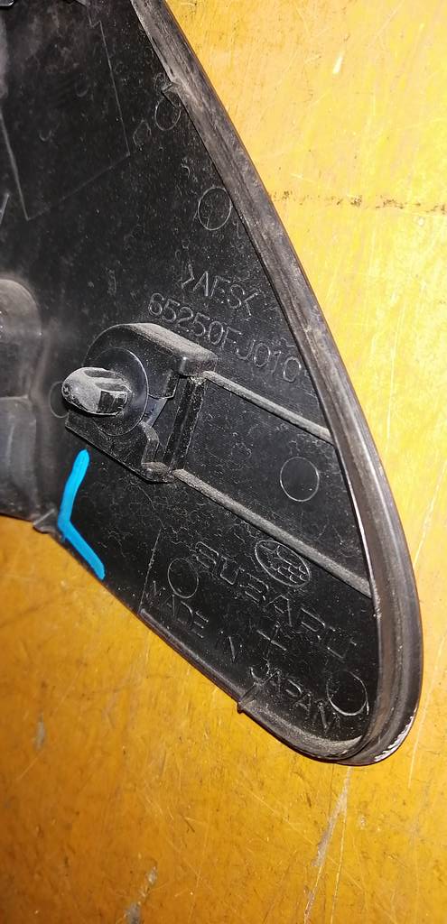 уголок крыла Subaru Impreza