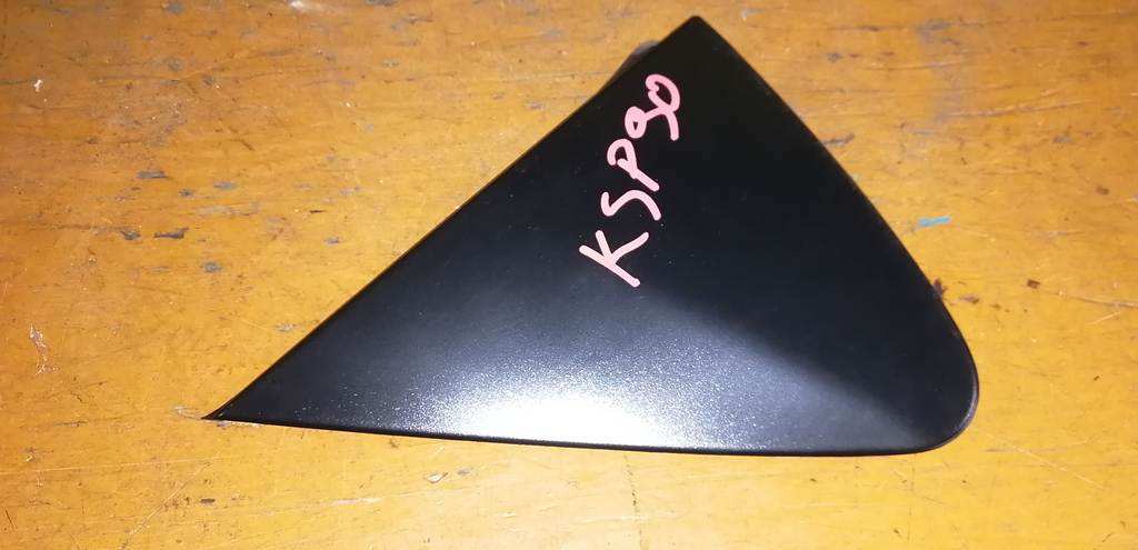 уголок крыла Toyota Vitz