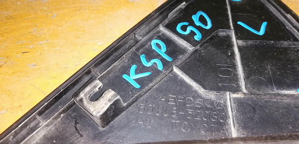 уголок крыла Toyota Vitz