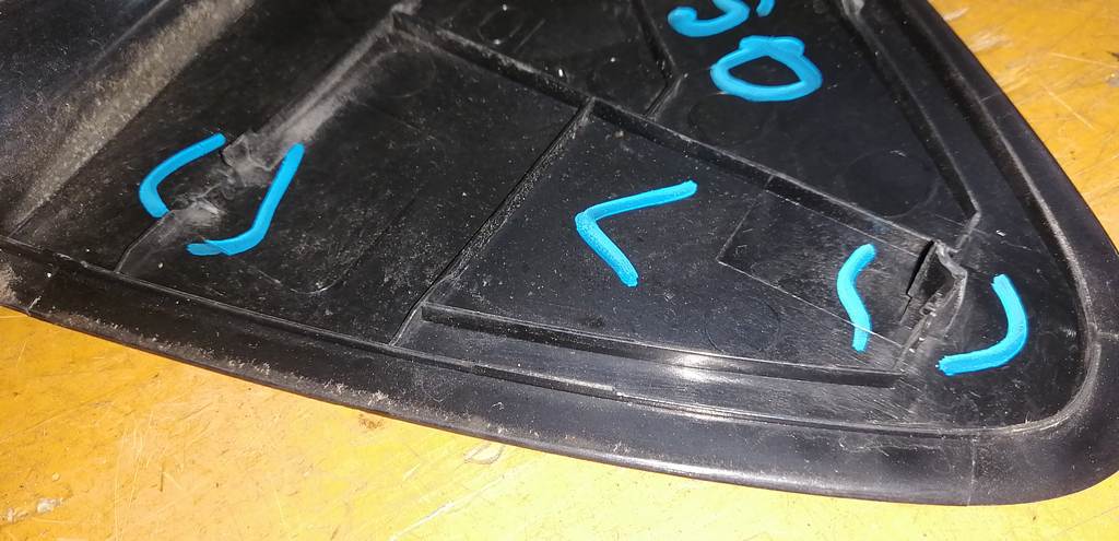 уголок крыла Toyota Vitz