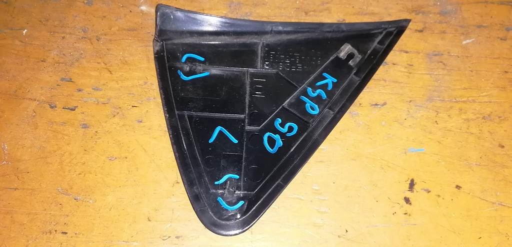 уголок крыла Toyota Vitz