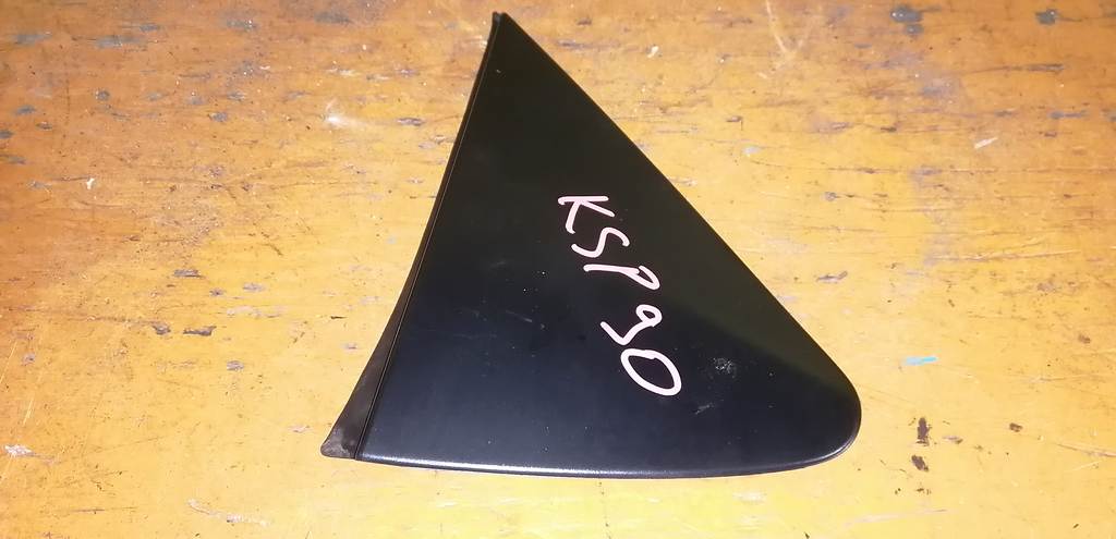 уголок крыла Toyota Vitz