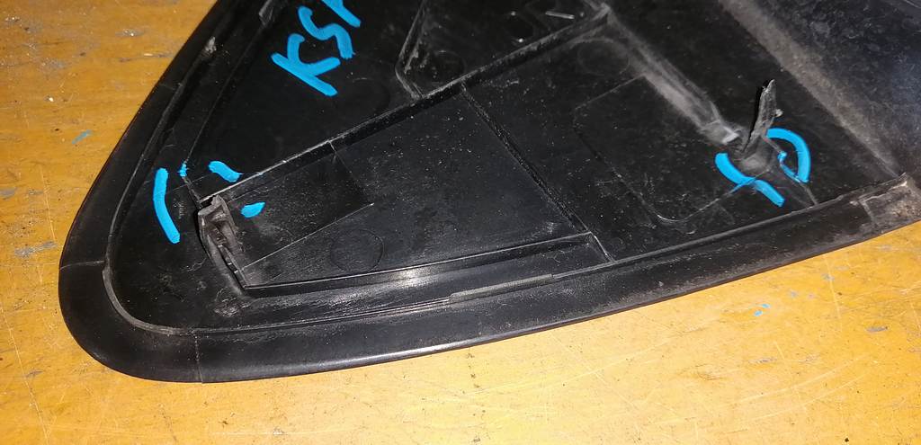 уголок крыла Toyota Vitz