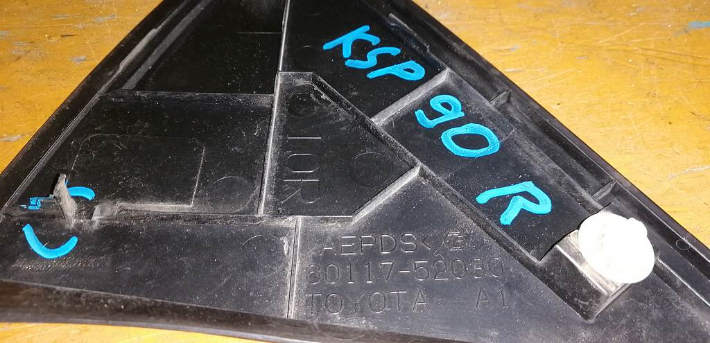 уголок крыла Toyota Vitz