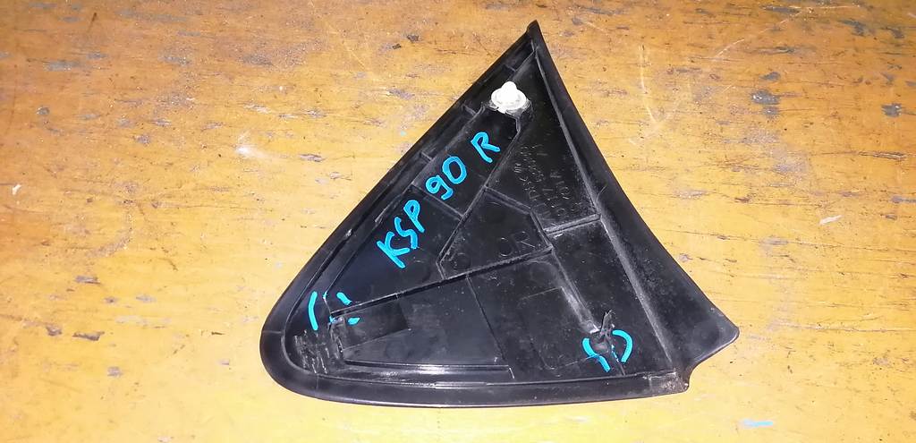 уголок крыла Toyota Vitz