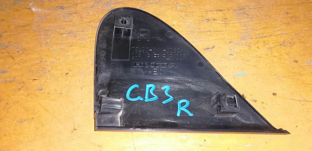 уголок крыла Honda Freed