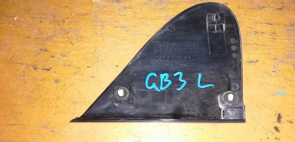 уголок крыла Honda Freed