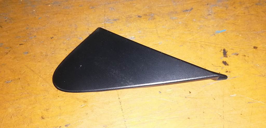 уголок крыла Toyota Passo