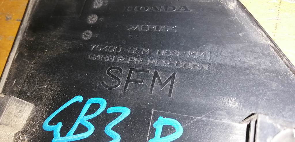 уголок крыла Honda Freed