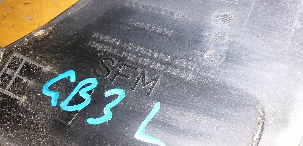 уголок крыла Honda Freed